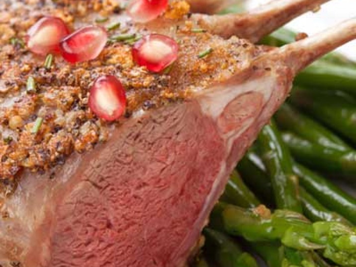 Lammkoteletts mit Kräuterkruste an Spargel Lammkoteletts mit Kräuterkruste an Spargel