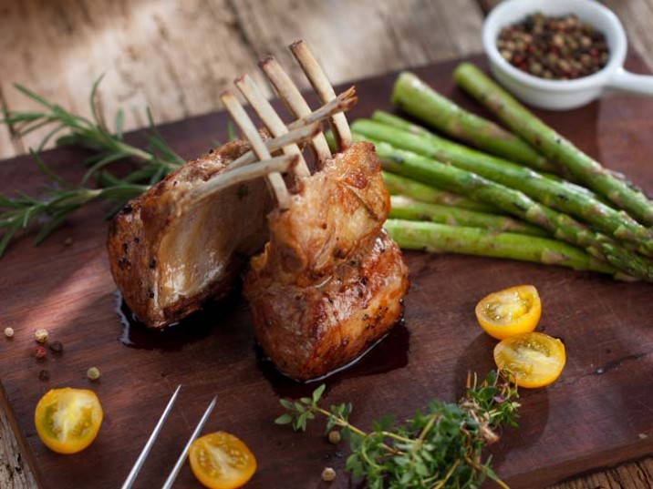 Lammrücken mit grünem Spargel Lammrücken mit grünem Spargel