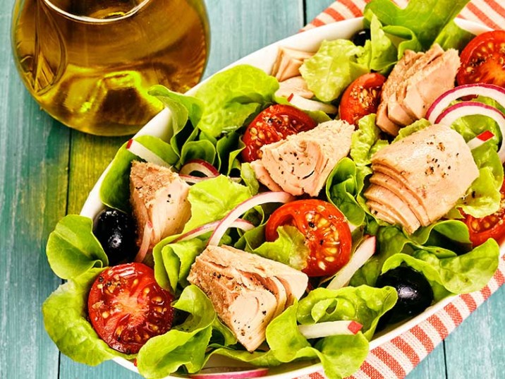 Leichter Salat mit Thunfisch und Oliven