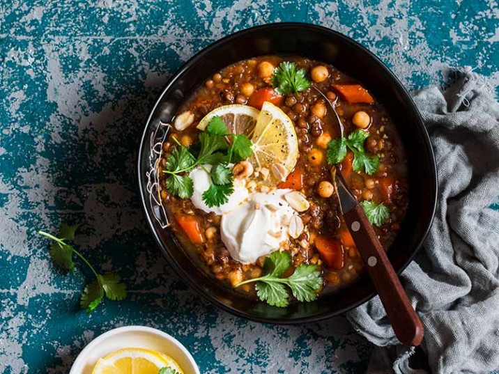 Linsensuppe mit Kichererbsen, Joghurt und gerösteten Nüssen