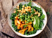 Low Carb Bowl mit Kichererbsen, Avocado und Ofenkürbis