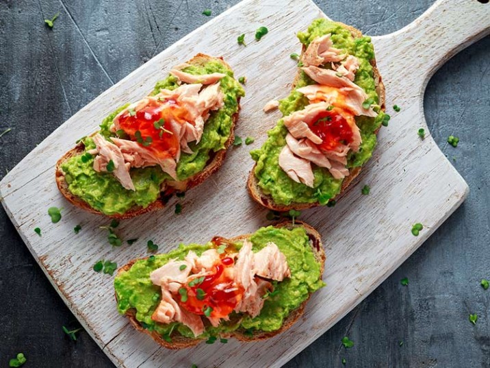 Low Carb Brot mit Avocado und Forelle