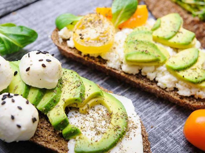 Low Carb Brot mit Frischkäse und Avocado Low Carb Brot mit Frischkäse und Avocado