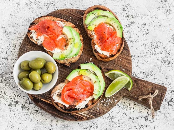 Low Carb Brot mit Lachs und Avocado
