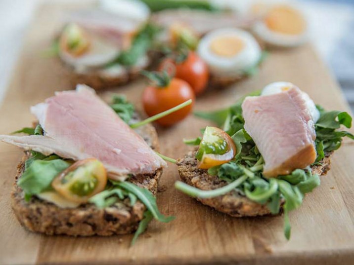 Low Carb Brot mit Rucola und Forelle Low Carb Brot mit Rucola und Forelle