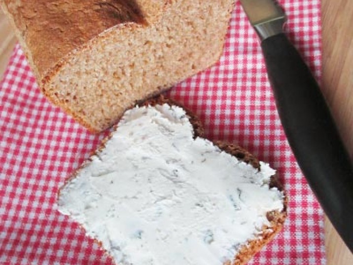 Low Carb Brot mit Ziegenfrischkäse