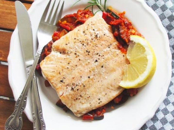 Low Carb Lachs auf Mediterranen Gemüse Low Carb Lachs auf Mediterranen Gemüse