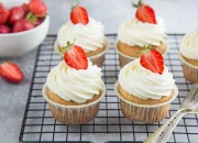 Low Carb Muffins mit frischer Sahne und Erdbeeren