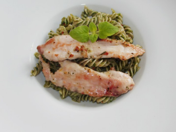 Low Carb Pasta mit Pesto und Kaninchenfilet Low Carb Pasta mit Pesto und Kaninchenfilet