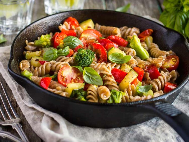 Low Carb Pasta mit Tomaten, Zucchini und Broccoli