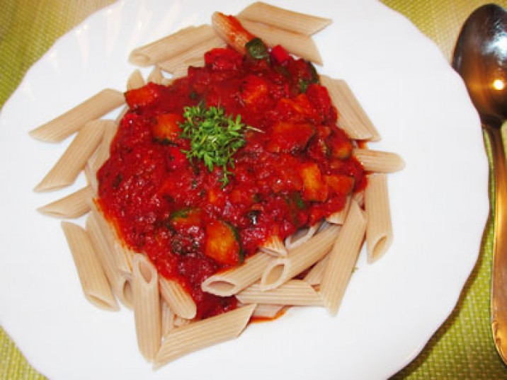 Low Carb Penne mit Tomaten-Zucchinisoße Low Carb Penne mit Tomaten-Zucchinisoße