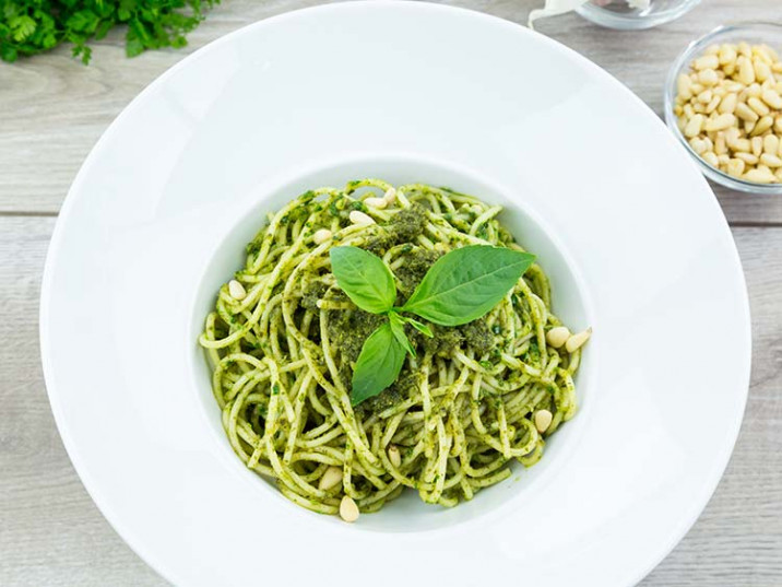 Low Carb Spaghetti mit selbstgemachtem Basilikum-Pesto Low Carb Spaghetti mit selbstgemachtem Basilikum-Pesto