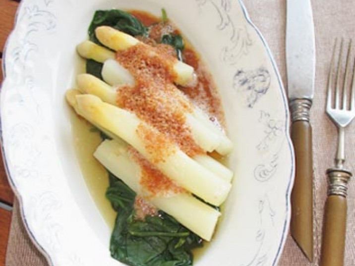 Low Carb Spargel auf jungen Blattspinat mit Semmelbrösel ...