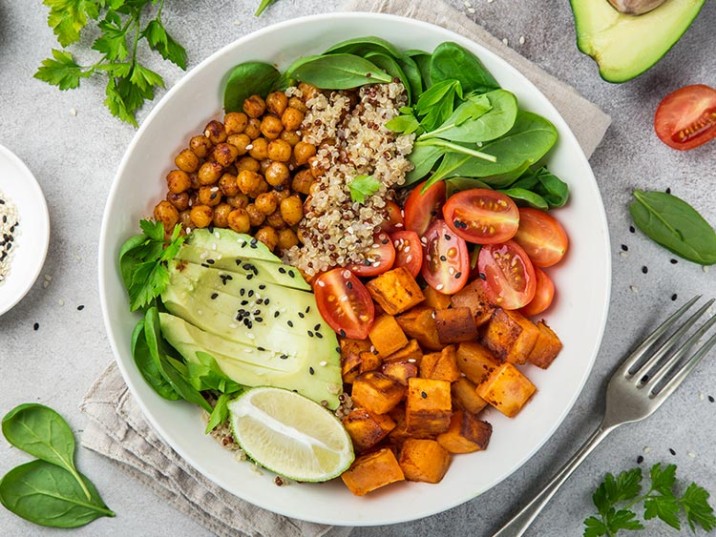 Lunchbowl mit Avocado, Süßkartoffel und Kichererbsen Lunchbowl mit Avocado, Süßkartoffel und Kichererbsen