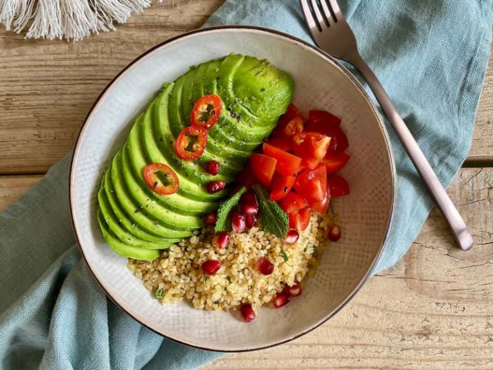 Lunchbowl mit Avocado, Tomaten und Bulgur Lunchbowl mit Avocado, Tomaten und Bulgur