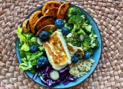 Lunchbowl mit Gemüse, Halloumi und Quinoa