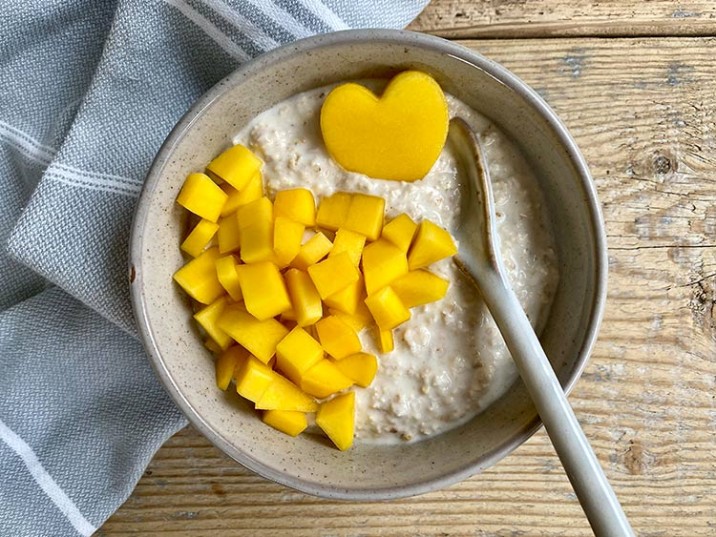 Mango-Frühstücks-Bowl mit Joghurt Mango-Frühstücks-Bowl mit Joghurt