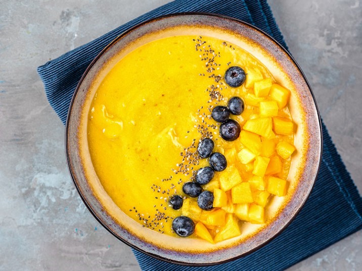 Mango-Kurkuma-Bowl mit Heidelbeeren Mango-Kurkuma-Bowl mit Heidelbeeren