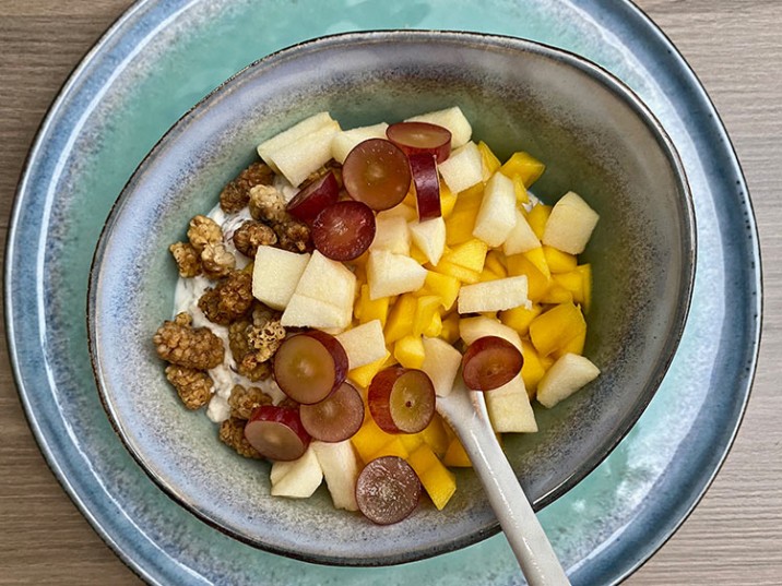Mango-Trauben-Frühstück mit Joghurt und Maulbeeren