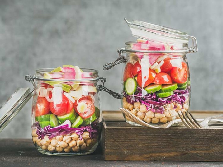Meal Prep - Salat mit Kichererbsen, Rotkohl, Tomate, Gurke und Bunter Bete Meal Prep - Salat mit Kichererbsen, Rotkohl, Tomate, Gurke und Bunter Bete