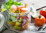 Meal Prep - Gemischter Salat mit Gemüse und Avocado