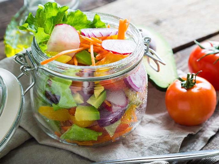 Meal Prep - Gemischter Salat mit Gemüse und Avocado