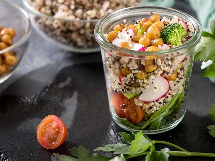 Meal Prep mit Quinoa, Kichererbsen und Gemüse