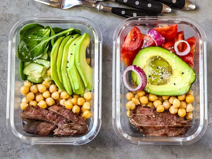 Meal Prep - Rindersteak mit Kichererbsen, Avocado und Tomatensalat