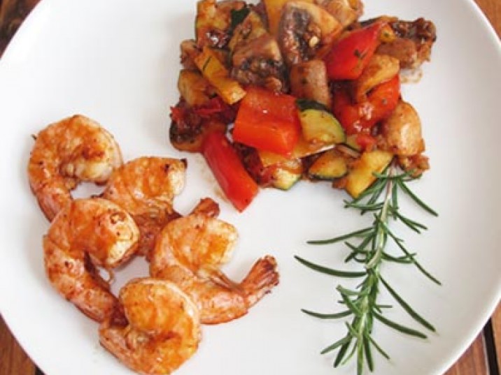 Mediterrane Low Carb Gemüsepfanne mit Garnelen Mediterrane Low Carb Gemüsepfanne mit Garnelen