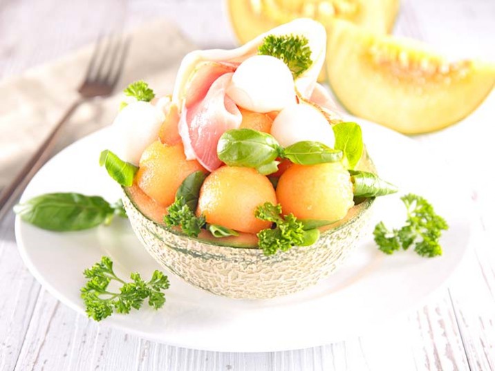 Melonensalat mit Schinken und Kräutern Melonensalat mit Schinken und Kräutern