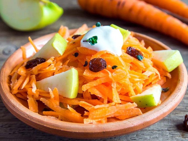 Möhrensalat mit Apfel und Rosinen - lowcarbrezepte.org