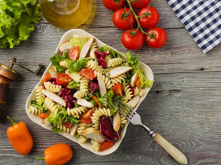 Nudelsalat mit Hähnchenbrust und Gemüse ala Low Carb Nudelsalat mit Hähnchenbrust und Gemüse ala Low Carb