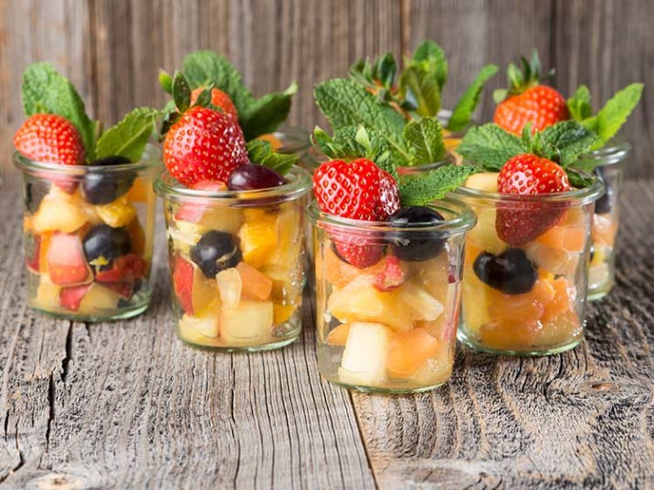 Obstsalat im Glas mit frischer Minze Obstsalat im Glas mit frischer Minze