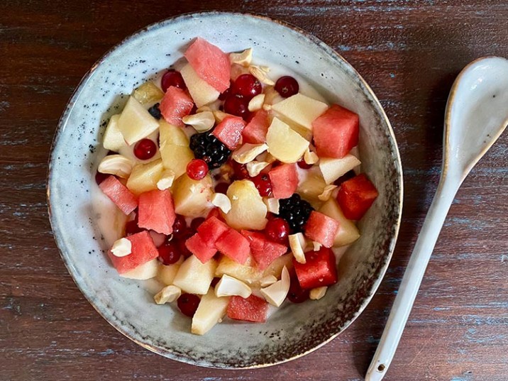 Obstsalat mit Cashewkernen und Joghurt - lowcarbrezepte.org