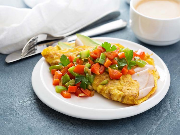 Omelett mit Avocado, Hähnchenbrust und Paprika Omelett mit Avocado, Hähnchenbrust und Paprika