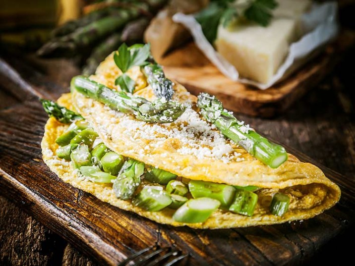 Omelett mit grünem Spargel und Parmesan Omelett mit grünem Spargel und Parmesan