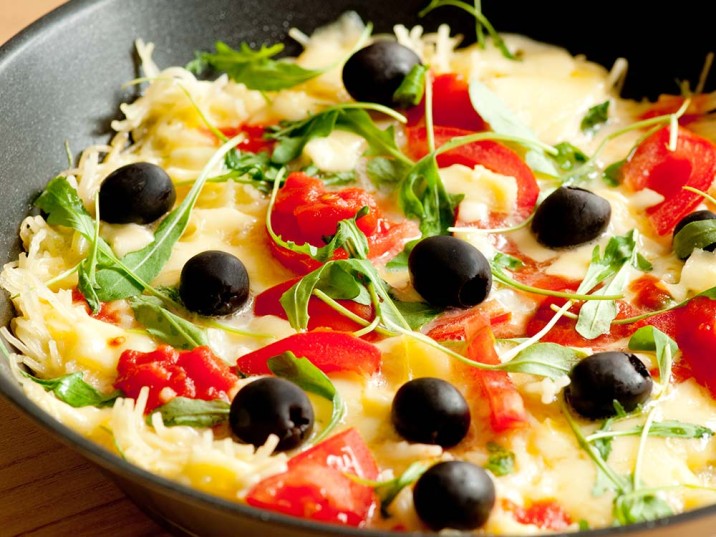 Omelett mit Parmesan, Paprika und Oliven 