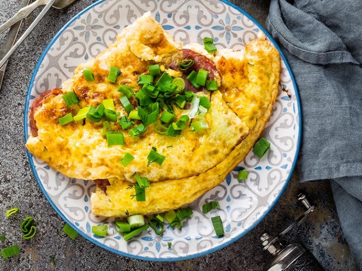 Omelett mit Salami und Frühlingszwiebel Omelett mit Salami und Frühlingszwiebel