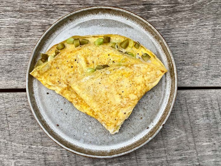 Omelette mit Gewürzgurke und Frühlingszwiebel Omelette mit Gewürzgurke und Frühlingszwiebel