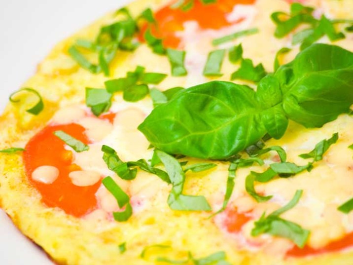 Omelette mit Tomaten, Käse und Basilikum - lowcarbrezepte.org