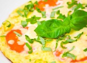 Omelette mit Tomaten, Käse und Basilikum