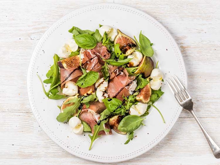 Parmaschinken mit Feigen, Rucola und Mozzarella