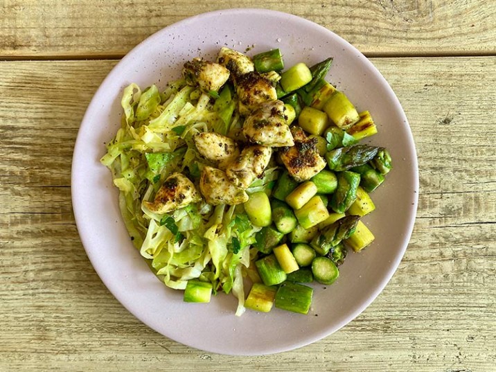 Pfannengericht mit Spitzkohl, Hähnchen und Spargel Pfannengericht mit Spitzkohl, Hähnchen und Spargel