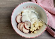 Pfirsich-Apfel-Frühstück mit Joghurt