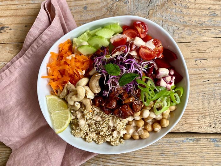 Poke Bowl mit viel Gemüse, Quinoa und Hähnchenbrust