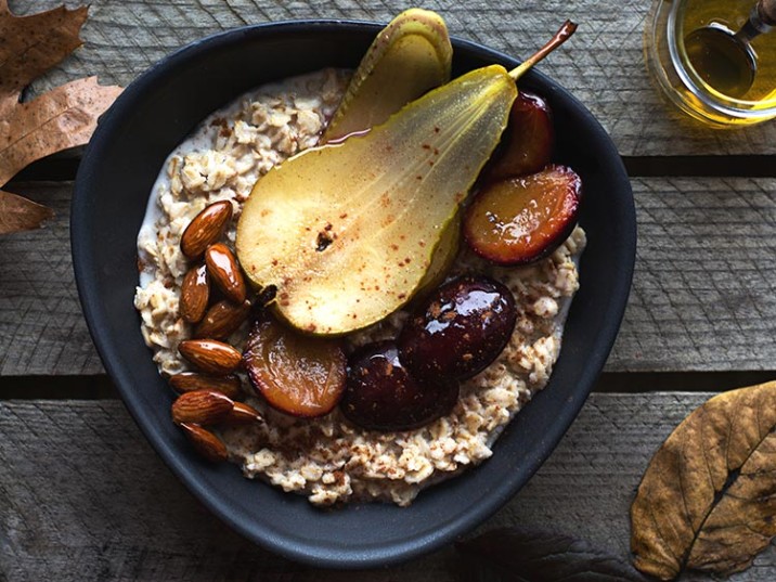 Porridge mit Birne und Pflaumen Porridge mit Birne und Pflaumen