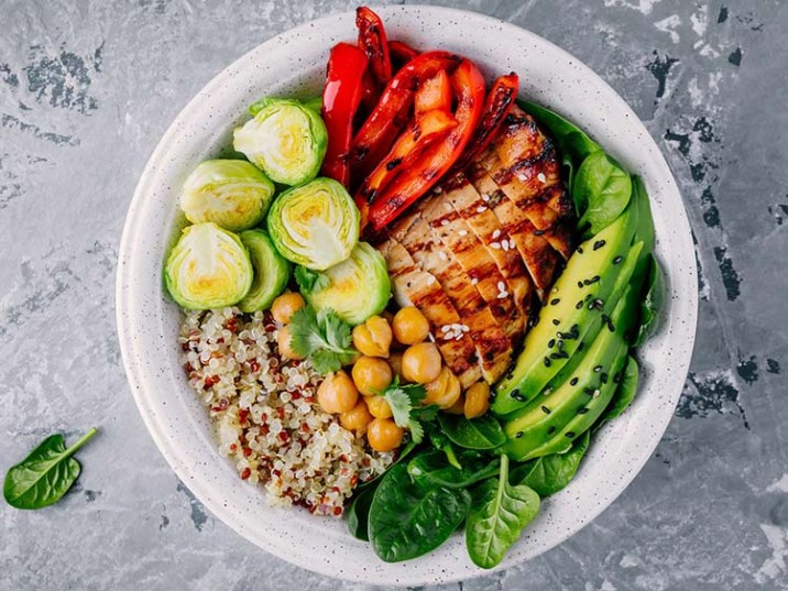 Power-Gemüse-Bowl mit Chicken und Quinoa