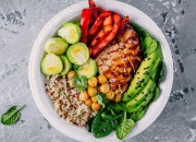 Power-Gemüse-Bowl mit Chicken und Quinoa