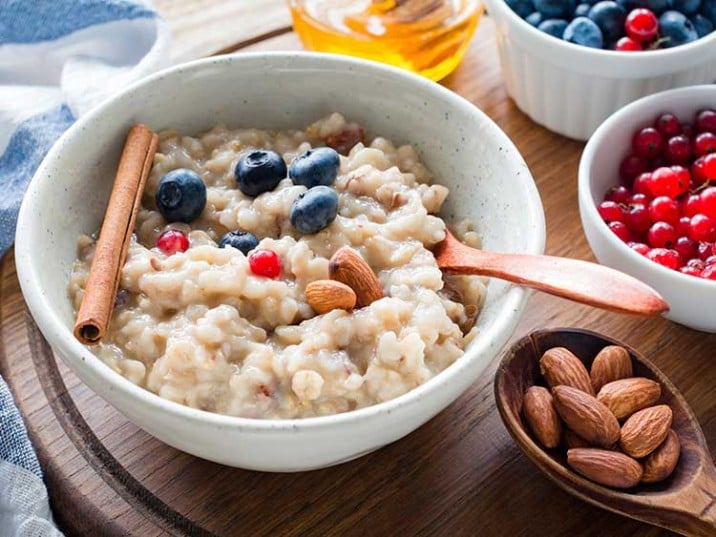 Power Porridge mit Zimt, Mandeln und Früchten