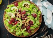 Power-Salat mit Kichererbsen, Avocado und Walnüsse